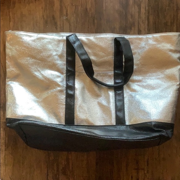 Like new VS weekender - Picture 2 of 2